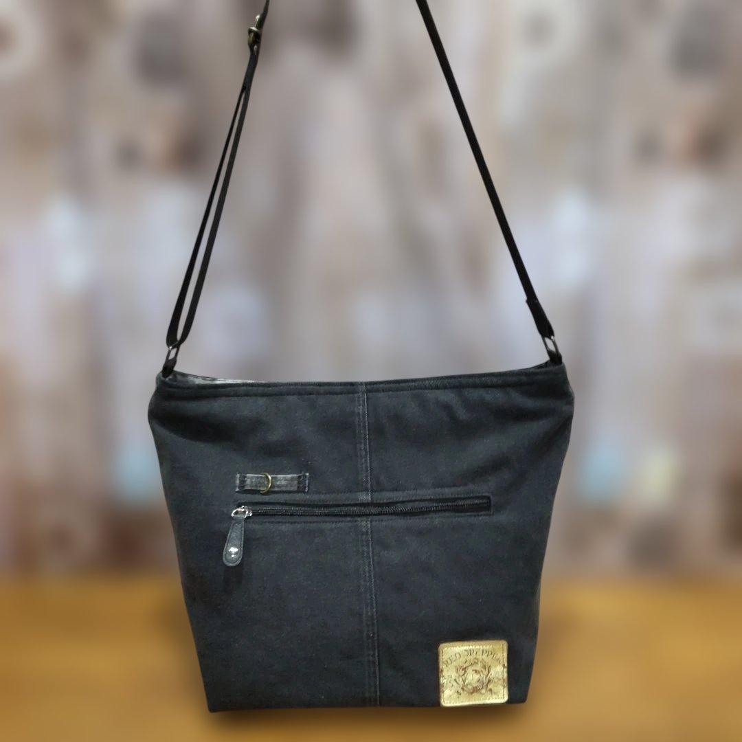 ハンドメイドデニムリメイクバッグ　ショルダー調整６８㎝～１３６㎝OK　男女兼用