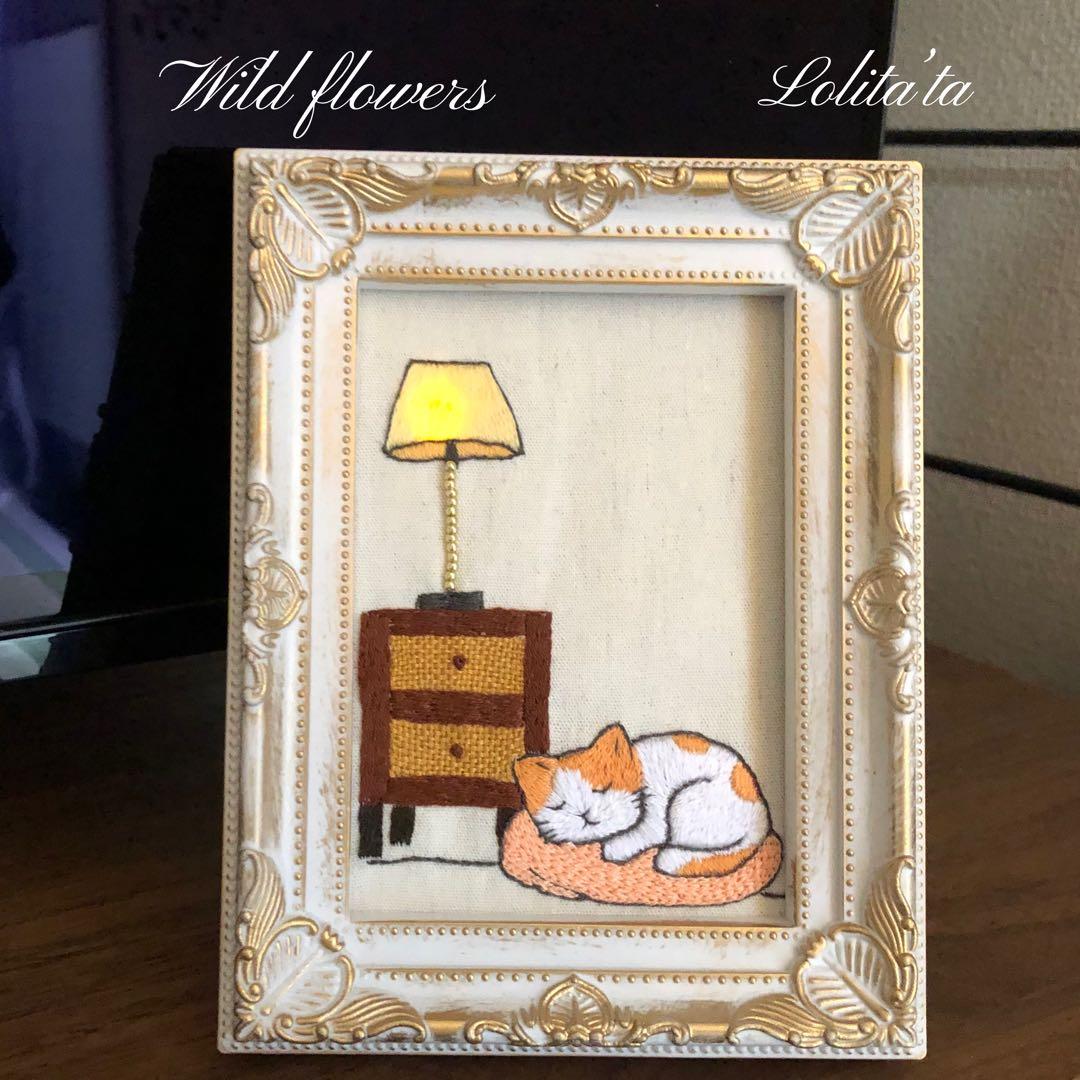 新作　ハンドメイド　灯りがともる小さな物語　眠る猫　刺繍フレーム付き　307