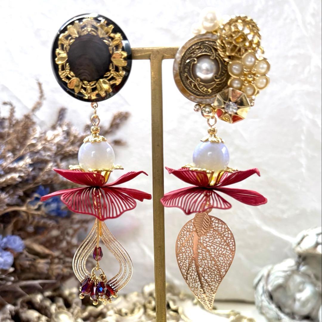 181 高級盛りボタンカボション✖︎レッド透かし花びらアクセ　ピアスorイヤリング