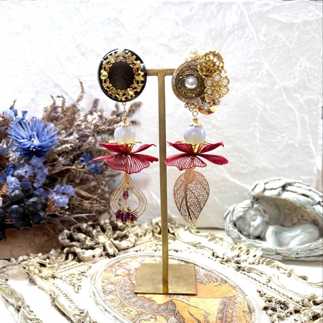 181 高級盛りボタンカボション✖︎レッド透かし花びらアクセ　ピアスorイヤリング