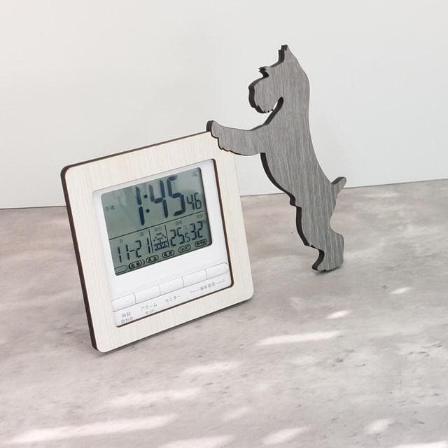 【電波時計】ワンちゃんが寄り添う電波デジタル時計 ― シュナウザー　垂れ耳グレー