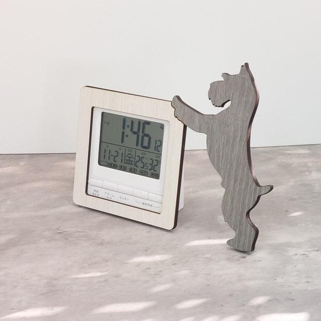 【電波時計】ワンちゃんが寄り添う電波デジタル時計 ― シュナウザー　垂れ耳グレー