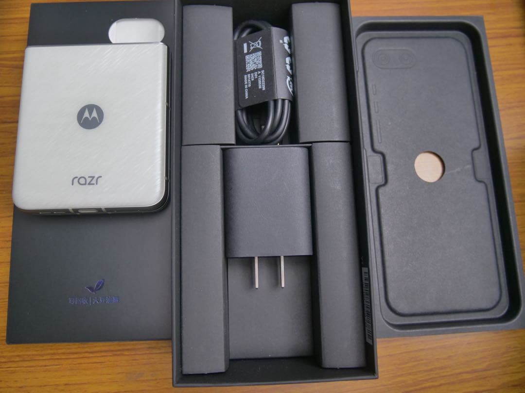 超美品　Motorola Razr 60