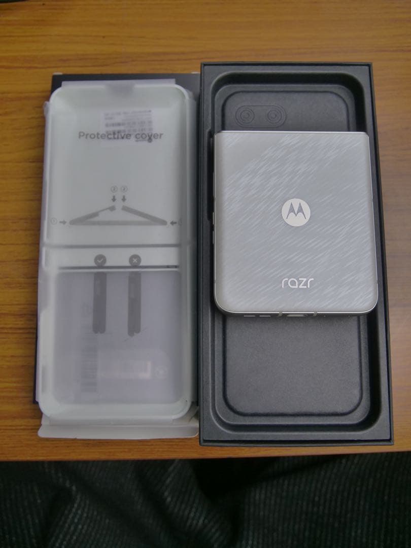 超美品　Motorola Razr 60