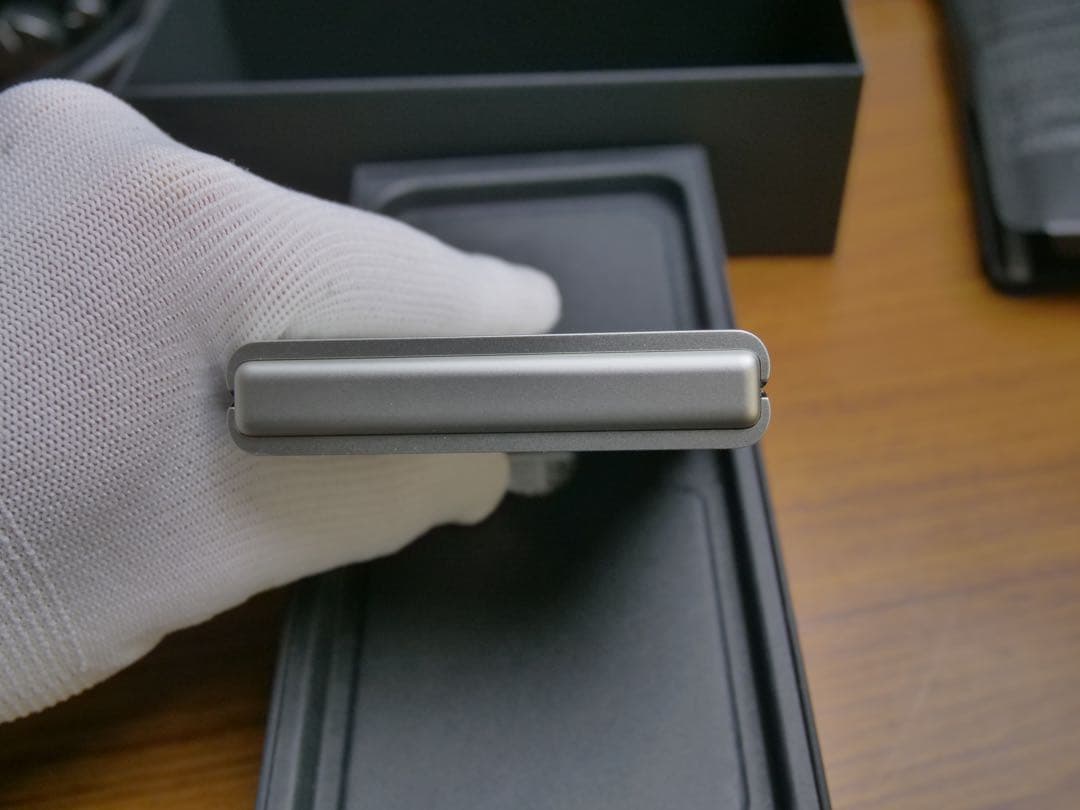 超美品　Motorola Razr 60