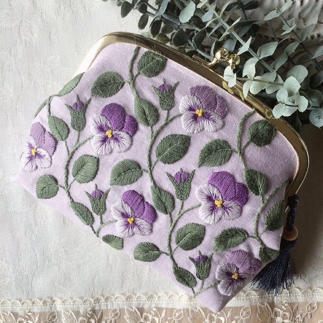 パンジーのがま口ポーチ　リバティ　手刺繍　ハンドメイド