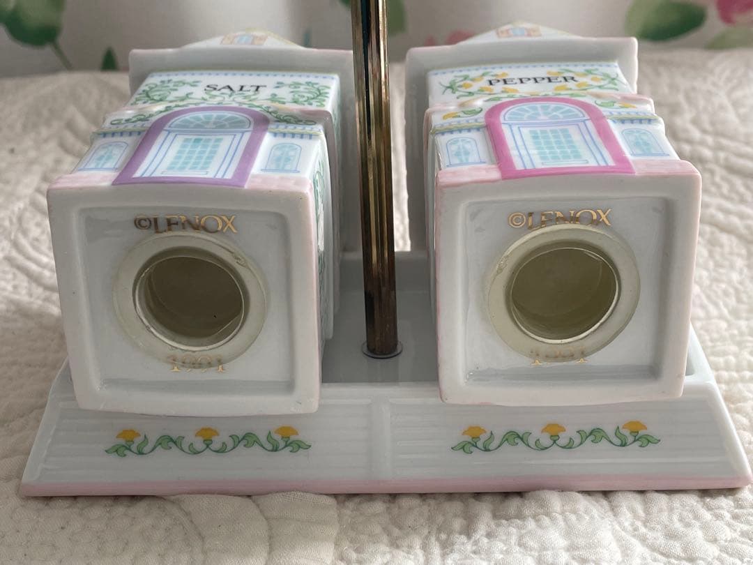【新品】調味料入れ　レノックス　箱あり　ビレッジソルトペッパーセット