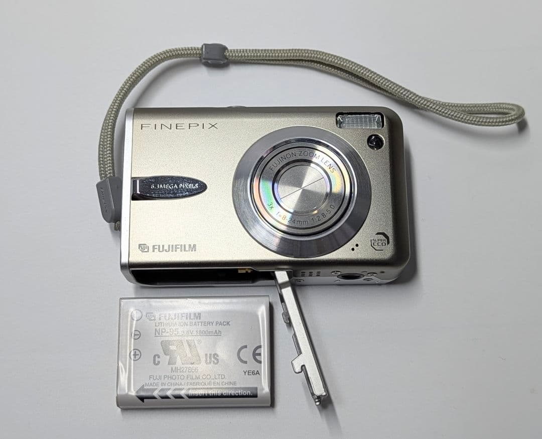 FUJIFILM FINEPIX F30 デジタルカメラ 動作確認 極美品