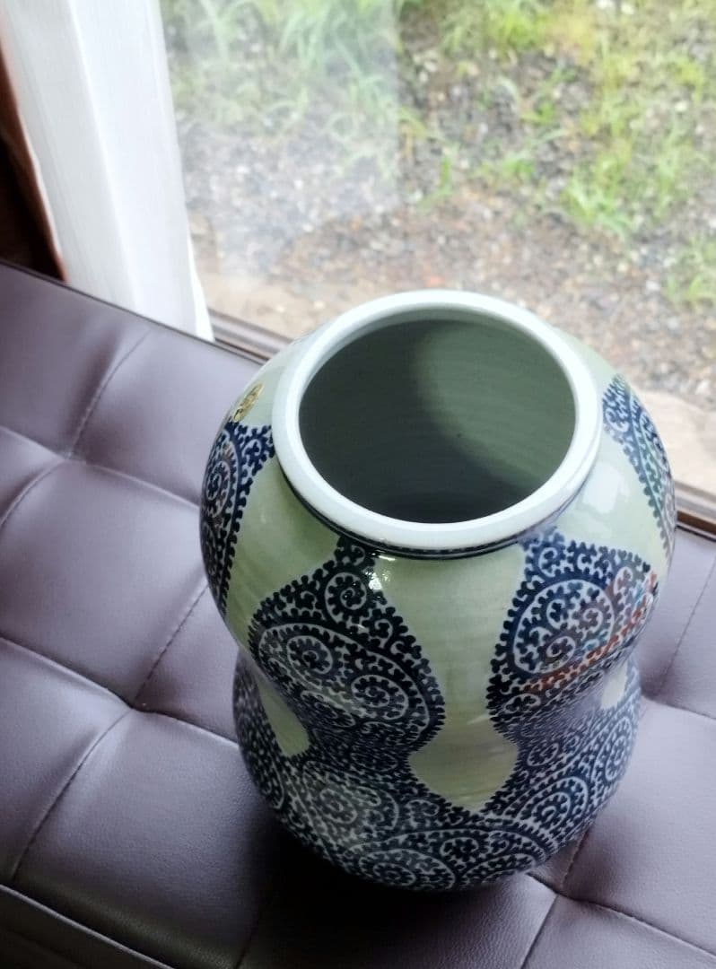 ♥値下中 高級鍋島・伊万里焼 川副虎仙作の蛸唐草模様が青磁に手描された高級花瓶