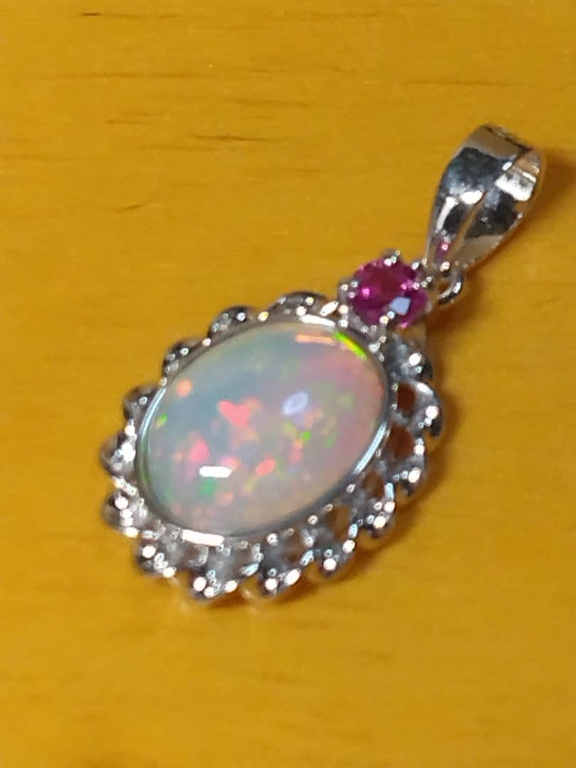 シルバー925　エチオピアオパール ルビーつきペンダントトップ