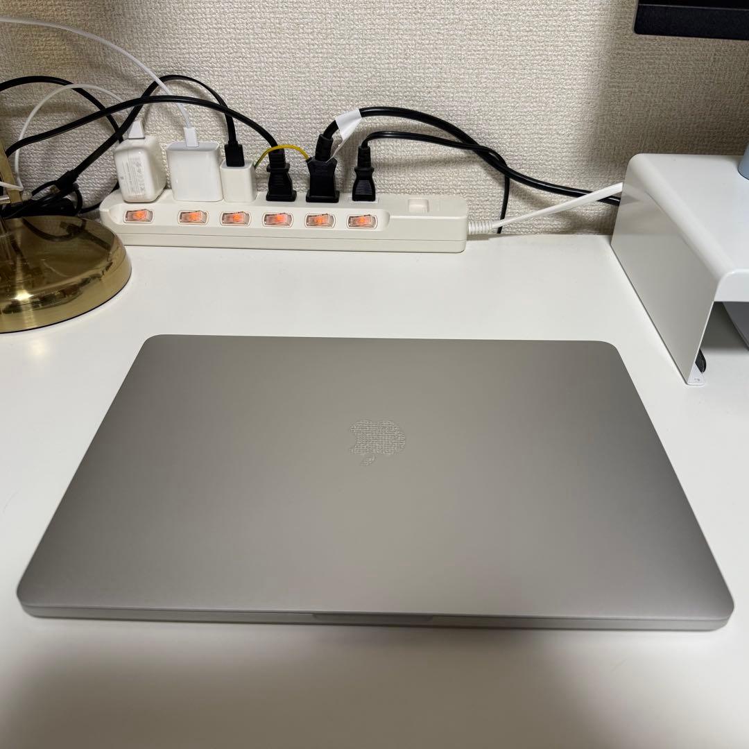 ほぼ未使用 MacBook pro 13inch 8GB 256GB