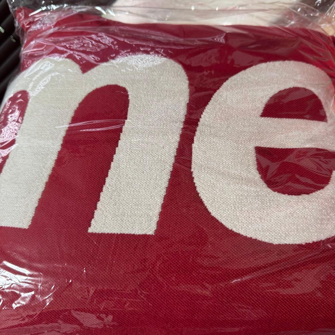 Supreme ロゴ入りレッドクッション 3個セット