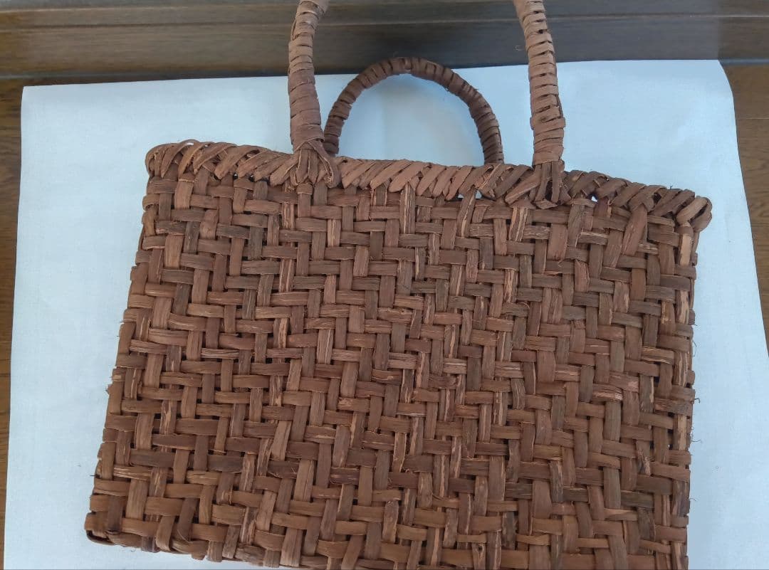 天然山ぶどう（皮） 手編み、あじろあみです。