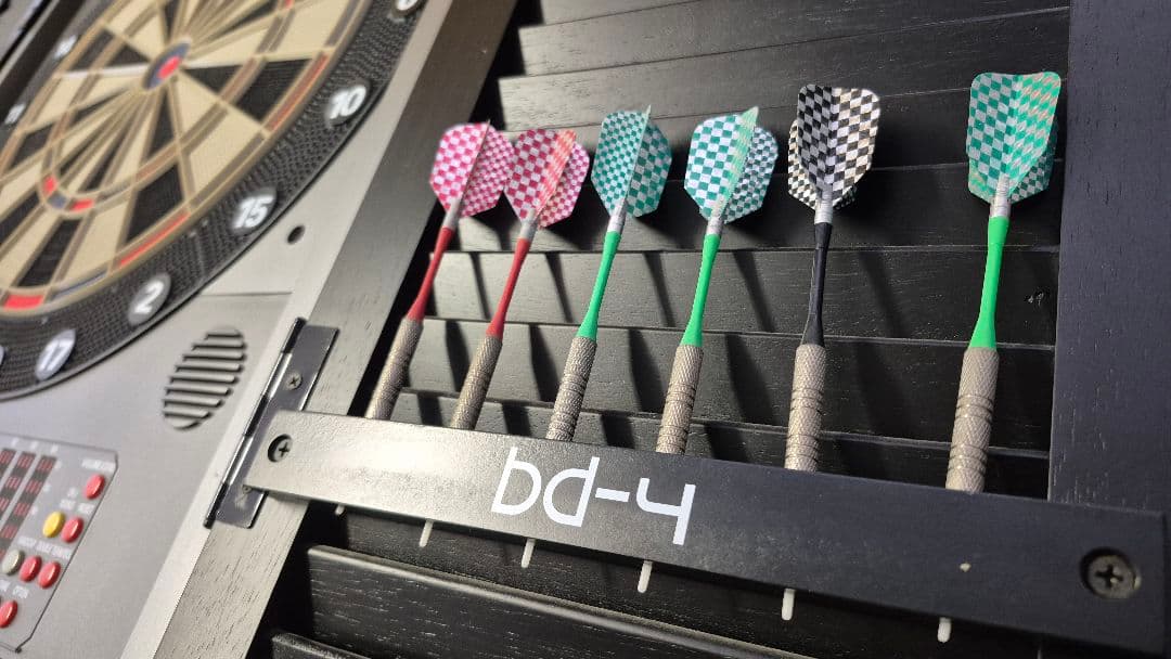 【値下げ】業務使用電子ダーツ ボード観音開き木枠扉 ダーツ12本付き