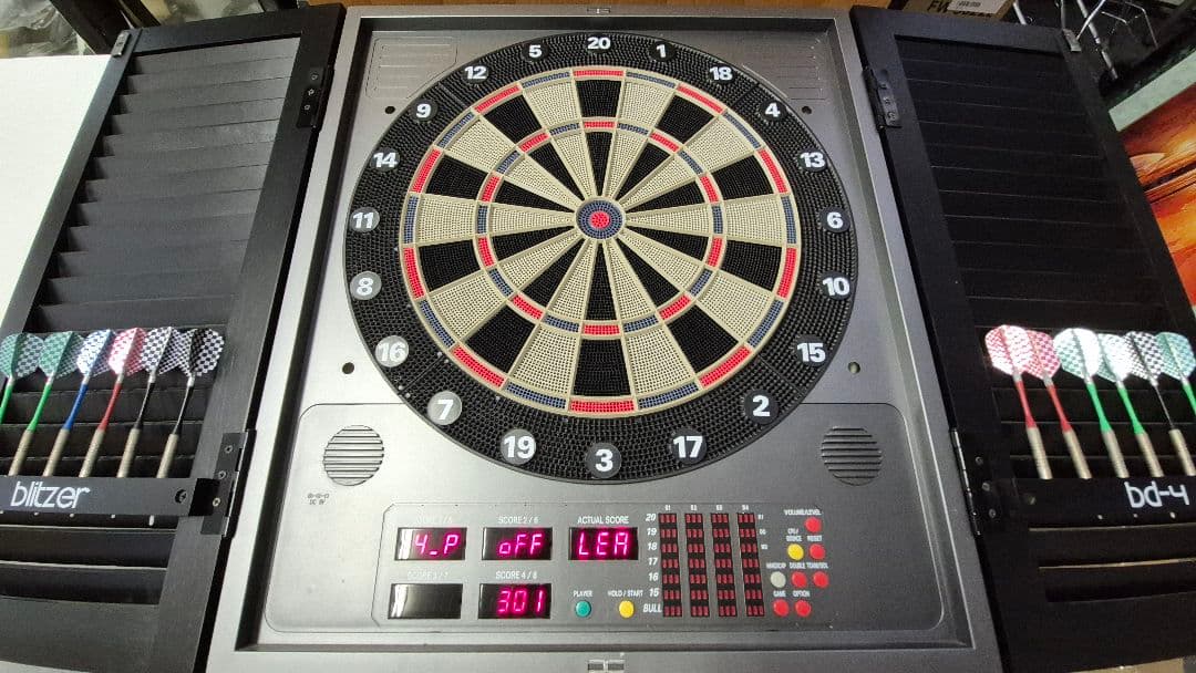 【値下げ】業務使用電子ダーツ ボード観音開き木枠扉 ダーツ12本付き