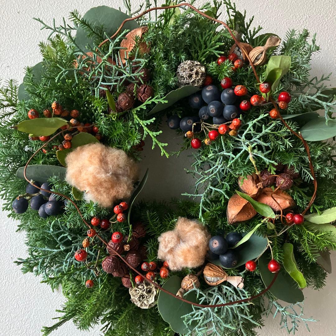 コットンと賑やかな森のクリスマスリース　シャリンバイ　野バラの実