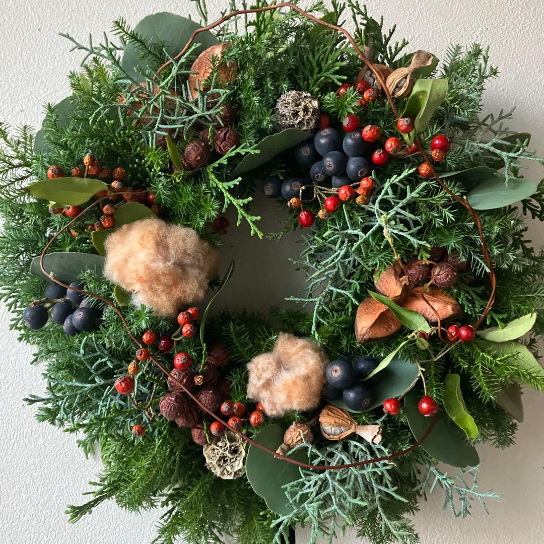 コットンと賑やかな森のクリスマスリース　シャリンバイ　野バラの実