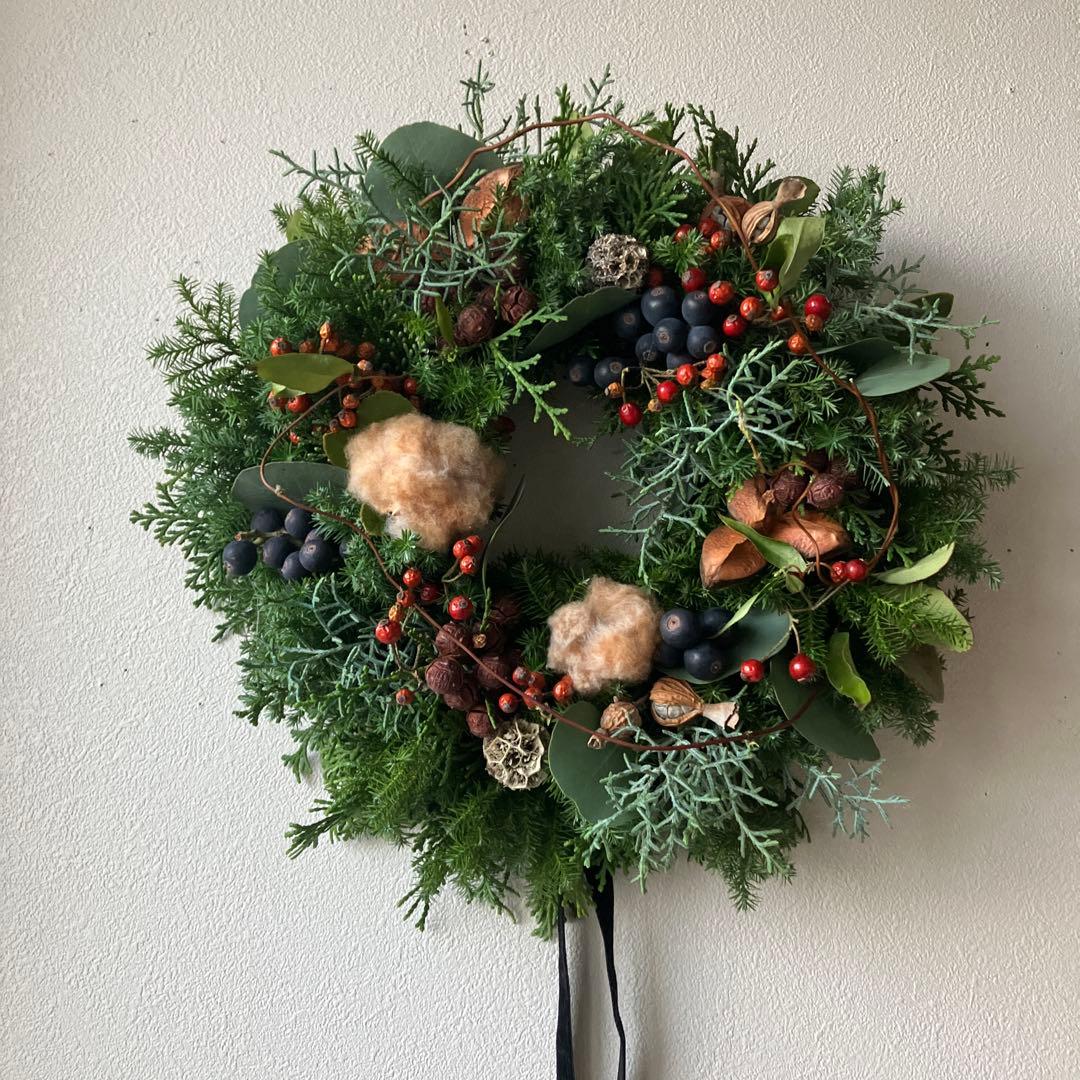 コットンと賑やかな森のクリスマスリース　シャリンバイ　野バラの実