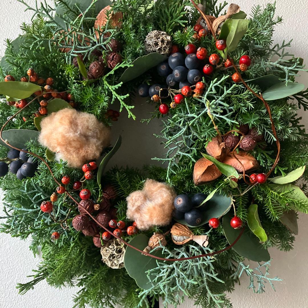 コットンと賑やかな森のクリスマスリース　シャリンバイ　野バラの実