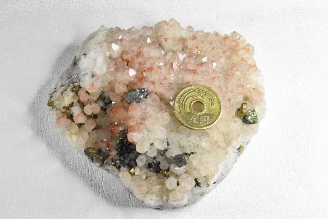 湖北省産 レッドクォーツクラスター チャルコパイライト付き