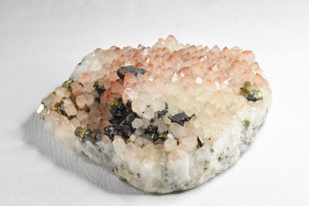 湖北省産 レッドクォーツクラスター チャルコパイライト付き