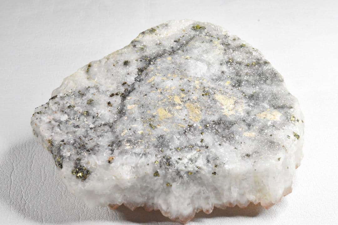 湖北省産 レッドクォーツクラスター チャルコパイライト付き