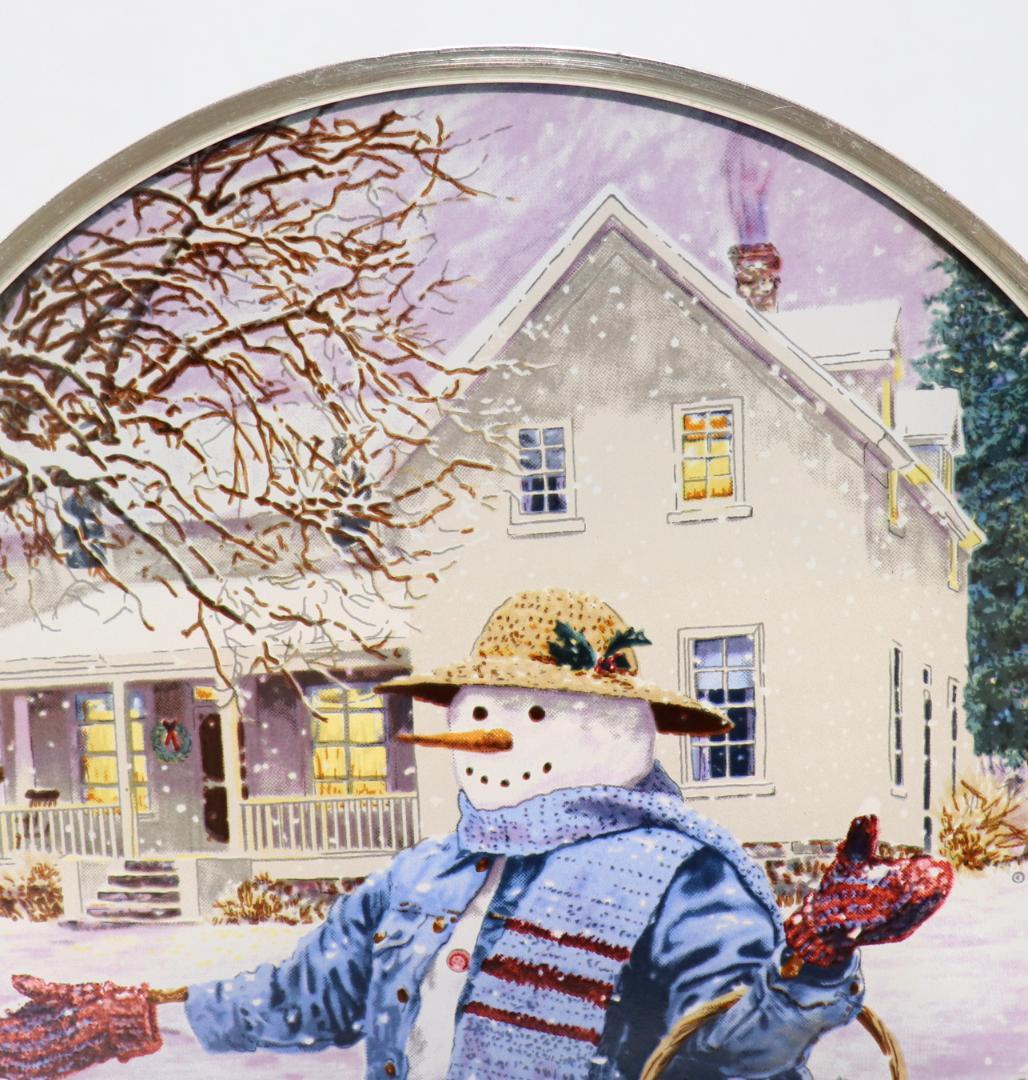 家の前で松ぼっくりを拾う麦わら帽子の雪だるま ヴィンテージ ステンドグラス