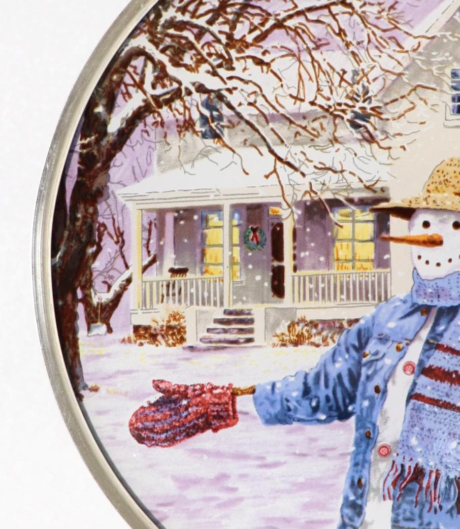 家の前で松ぼっくりを拾う麦わら帽子の雪だるま ヴィンテージ ステンドグラス