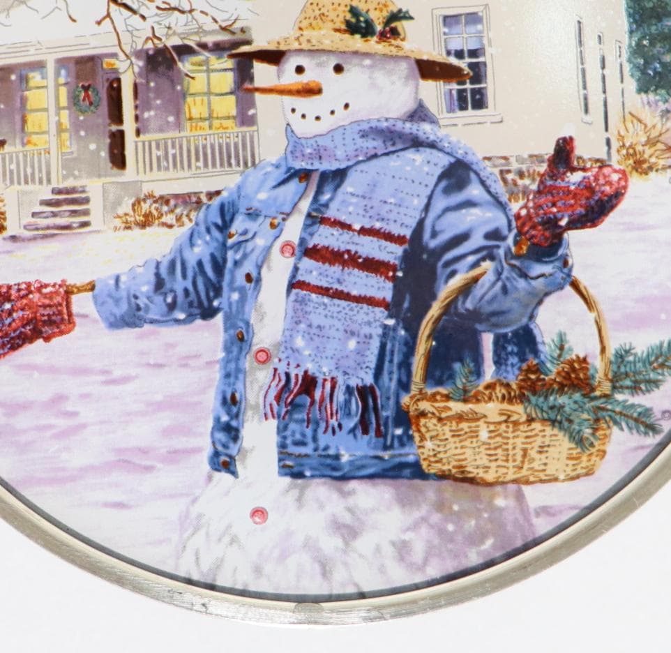 家の前で松ぼっくりを拾う麦わら帽子の雪だるま ヴィンテージ ステンドグラス