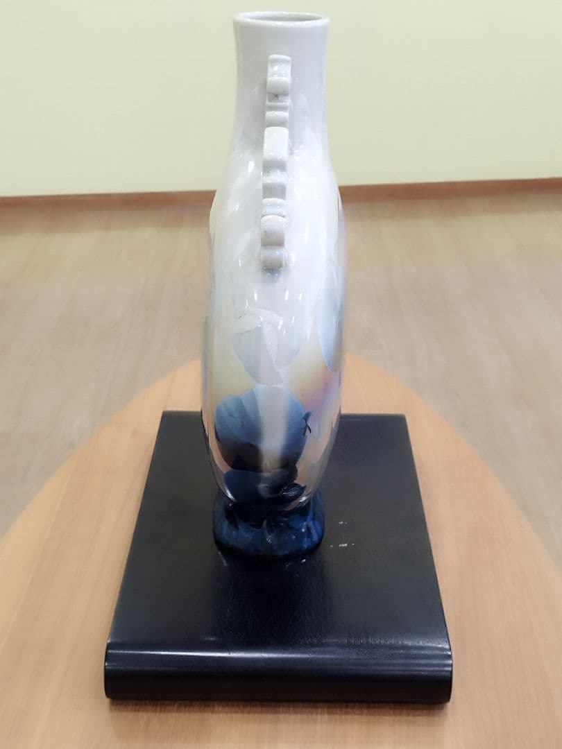 中国の壺 陶器製 花瓶 白 青 花模様 高さ約44cm 幅約32cm 台座付き