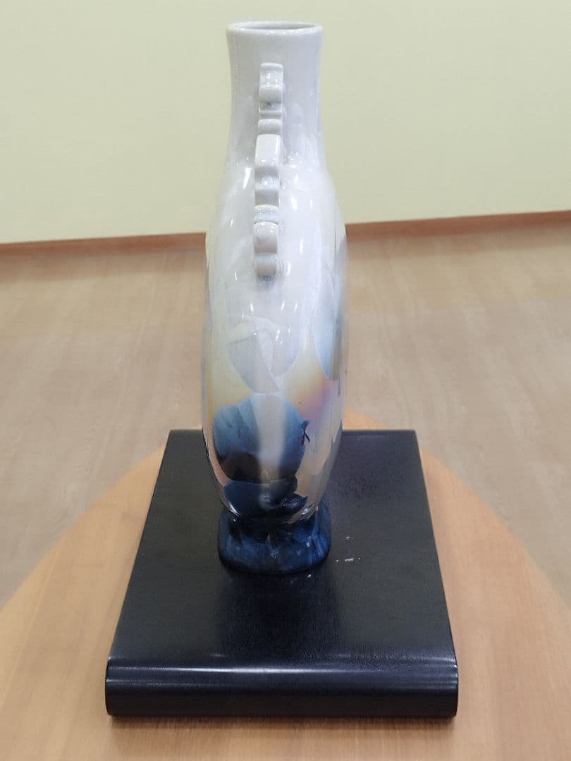 中国の壺 陶器製 花瓶 白 青 花模様 高さ約44cm 幅約32cm 台座付き