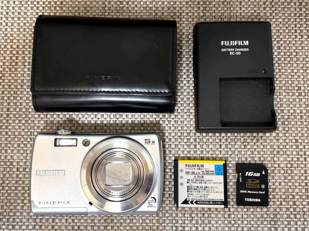 FUJIFILM FinePix F100fd SDカード・充電器・革ケース