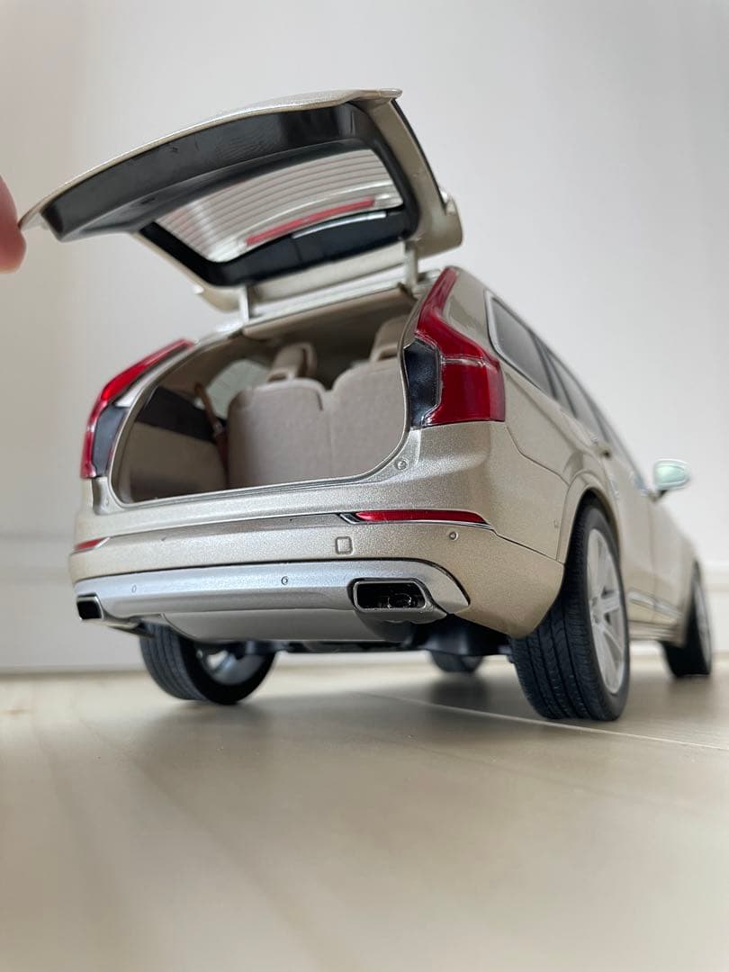 ボルボ　 XC90 ミニカー 1/18