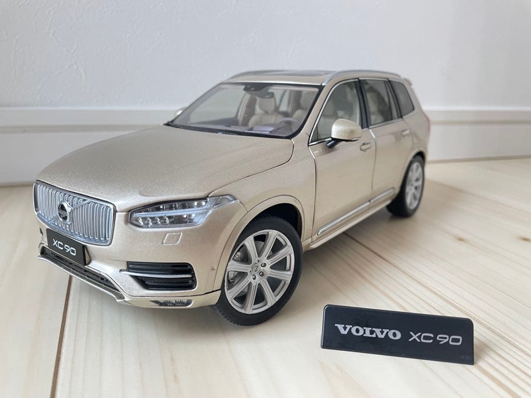 ボルボ　 XC90 ミニカー 1/18