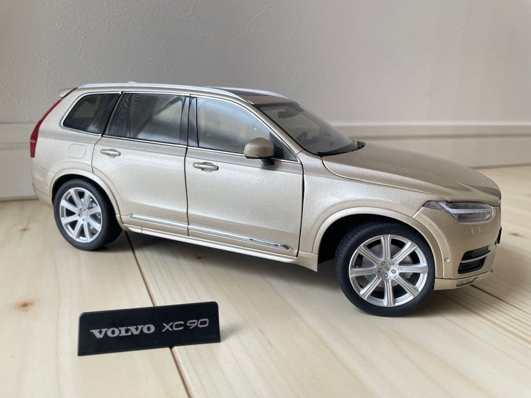 ボルボ　 XC90 ミニカー 1/18