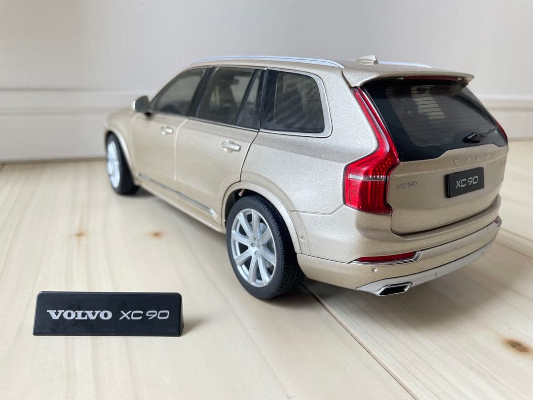 ボルボ　 XC90 ミニカー 1/18