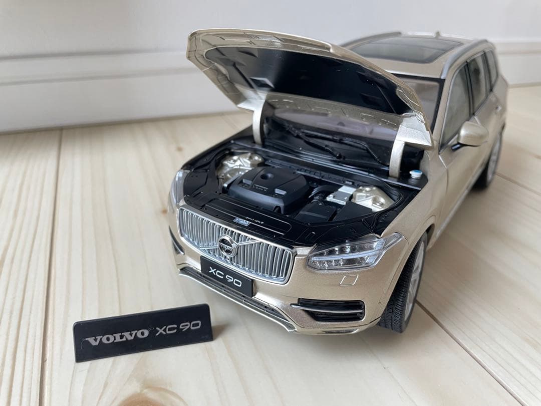 ボルボ　 XC90 ミニカー 1/18