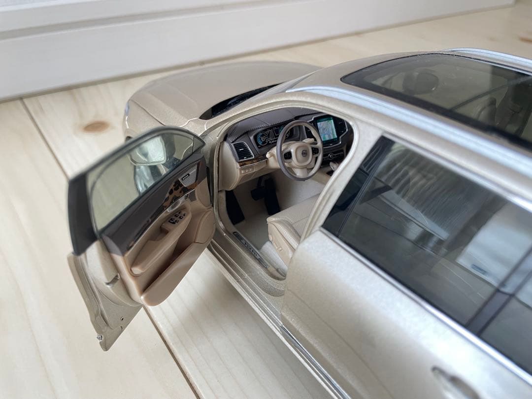 ボルボ　 XC90 ミニカー 1/18