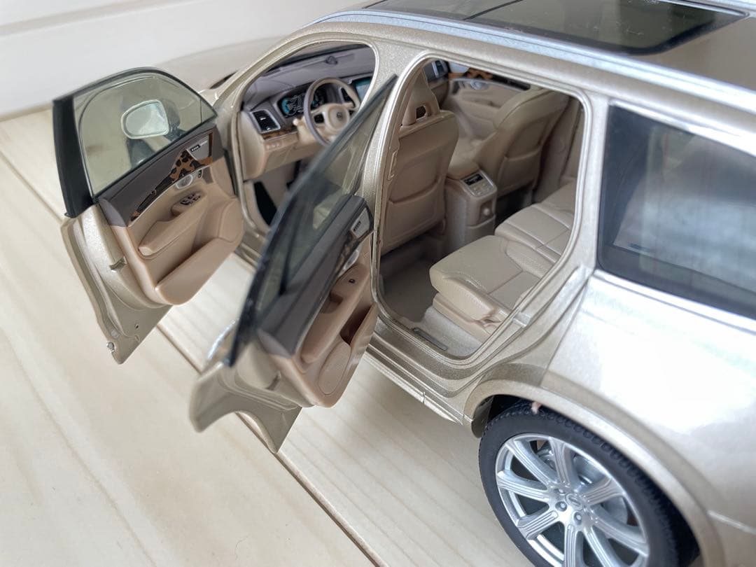 ボルボ　 XC90 ミニカー 1/18