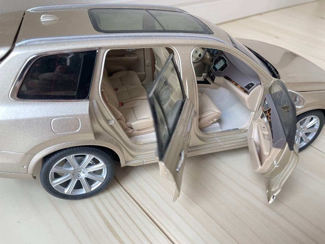 ボルボ　 XC90 ミニカー 1/18