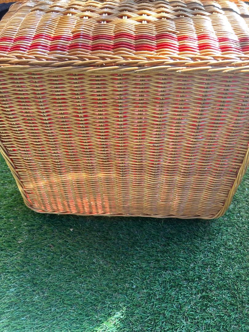 ラタン製 蓋付きバスケット 赤いストライプ