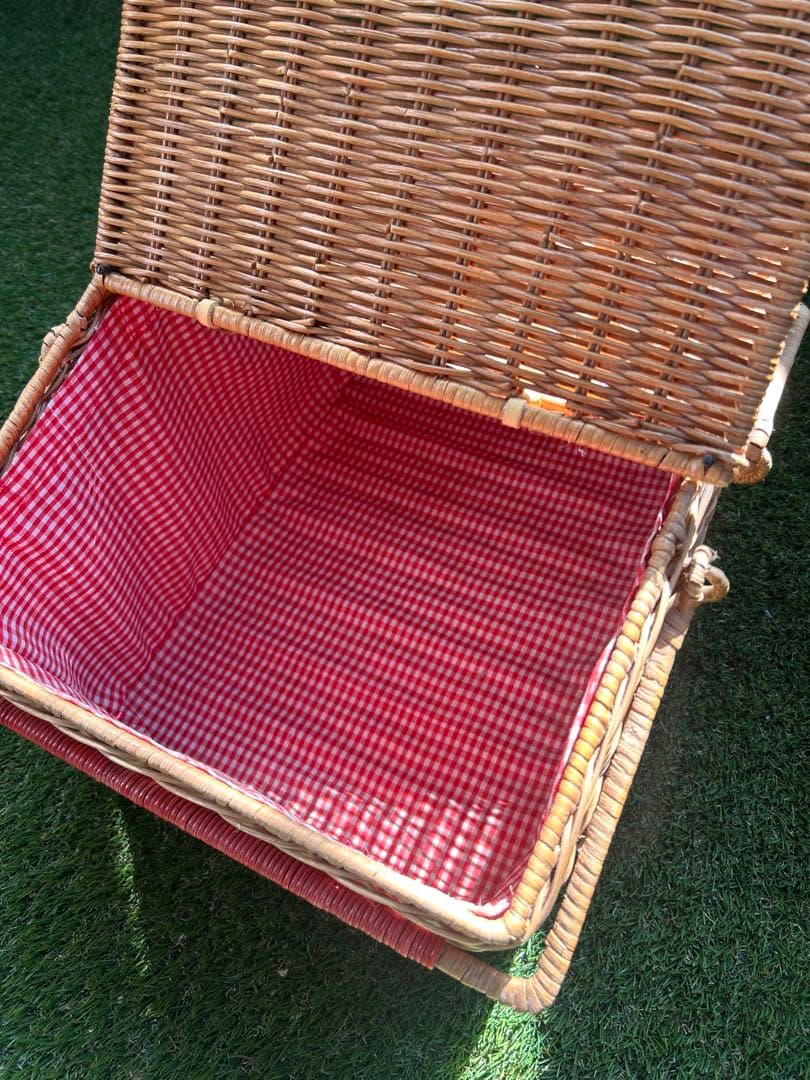 ラタン製 蓋付きバスケット 赤いストライプ