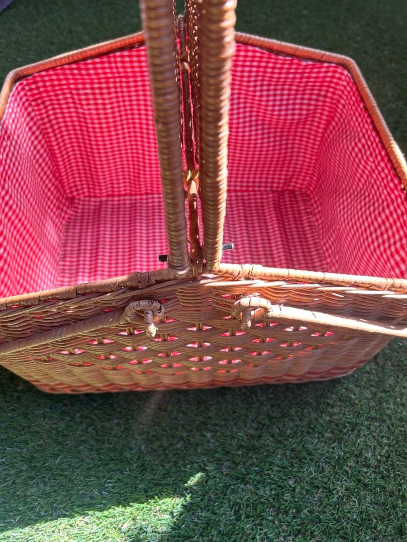 ラタン製 蓋付きバスケット 赤いストライプ