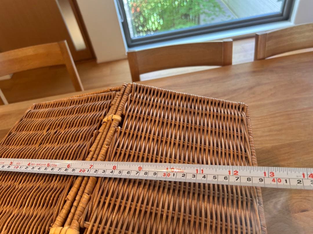 ラタン製 蓋付きバスケット 赤いストライプ