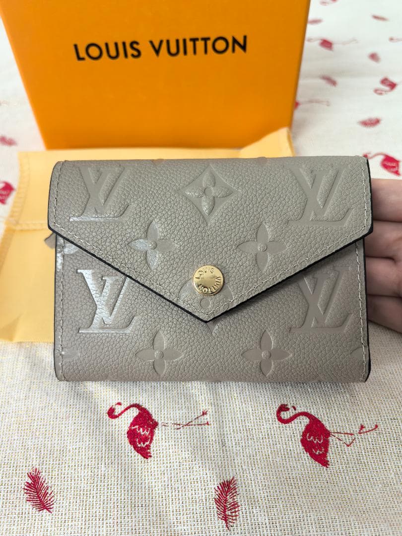 トープカラー 上品レザー財布 カードポケット多め 使いやすい 男女兼用