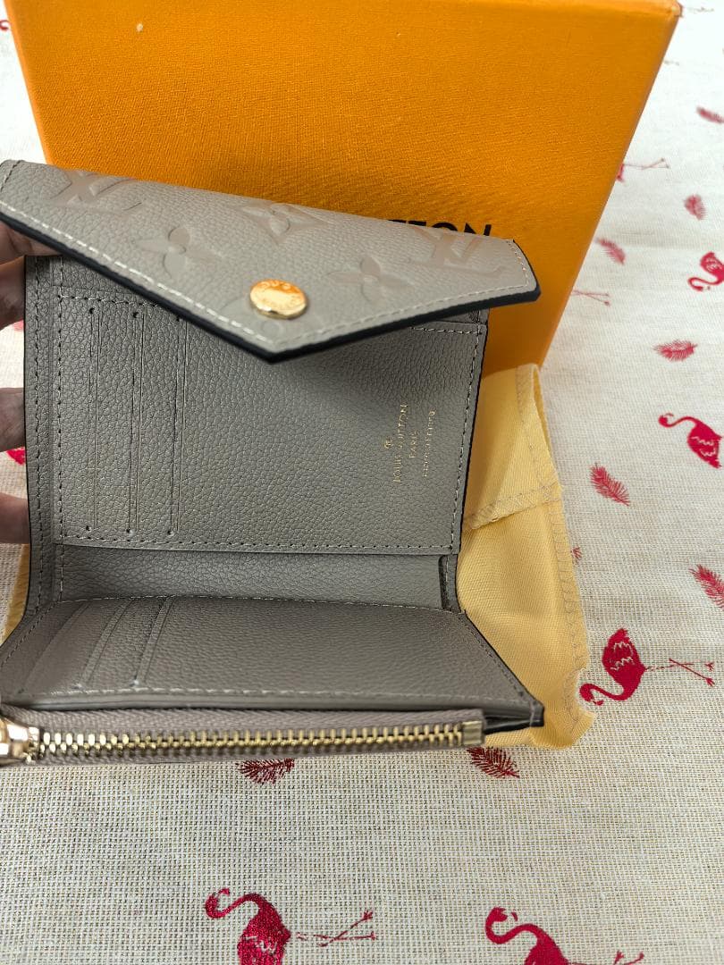 トープカラー 上品レザー財布 カードポケット多め 使いやすい 男女兼用