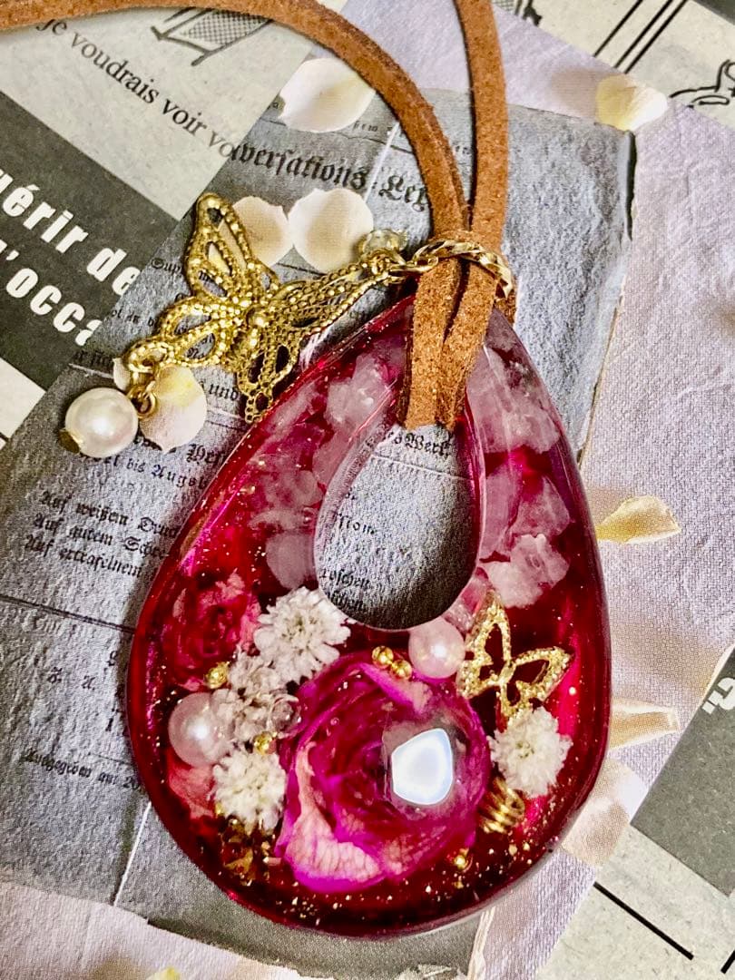 【N.567】ハンドメイドネックレス　オルゴナイト　ローズクォーツ　薔薇　蝶