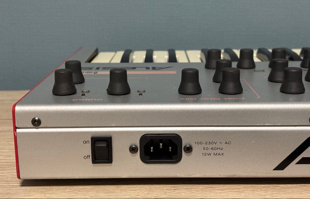 Alesis ion シンセサイザー 49鍵盤　ハードケース付き 動作確認済み。