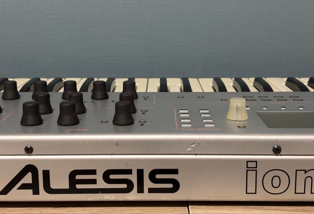 Alesis ion シンセサイザー 49鍵盤　ハードケース付き 動作確認済み。