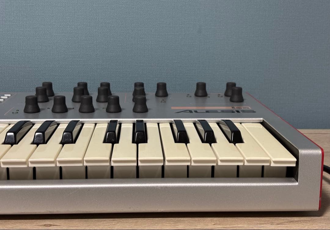 Alesis ion シンセサイザー 49鍵盤　ハードケース付き 動作確認済み。